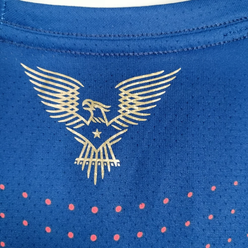 Nike comfortable size neckline